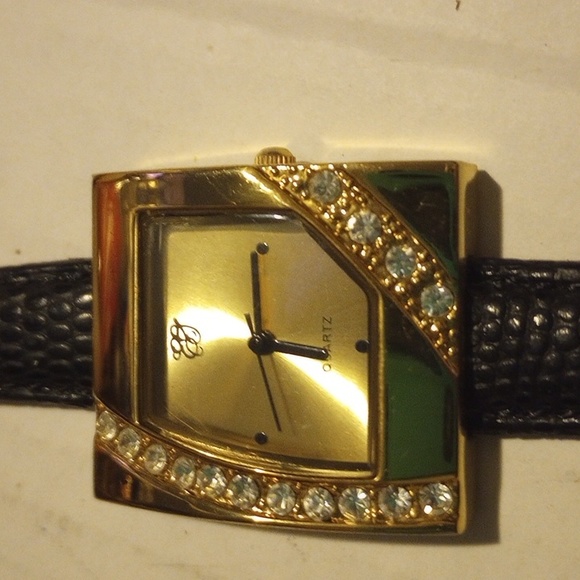 Used GG collection women's watch with cubic zirconia stones - Picture 2 of 5